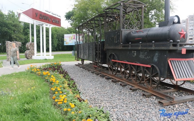 Вандалы поиздевались над кованым паровозом на въезде в Барановичи