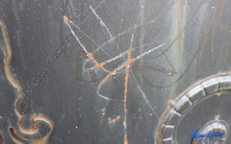 Вандалы поиздевались над кованым паровозом на въезде в Барановичи