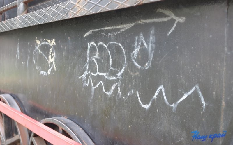 Вандалы поиздевались над кованым паровозом на въезде в Барановичи