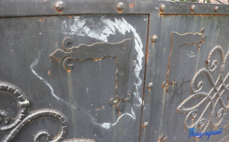 Вандалы поиздевались над кованым паровозом на въезде в Барановичи