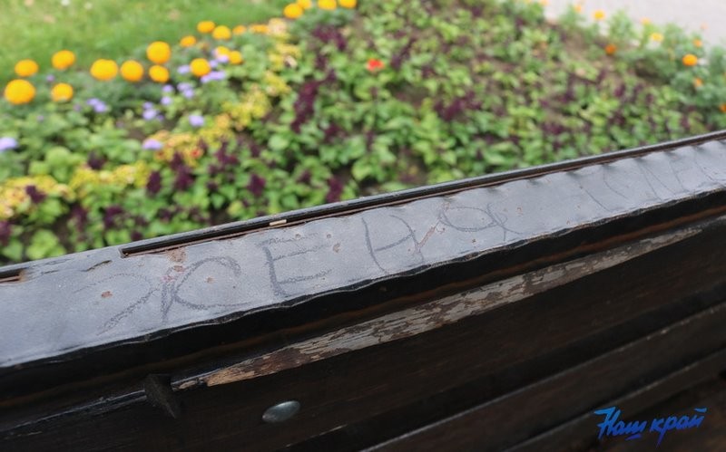 Вандалы поиздевались над кованым паровозом на въезде в Барановичи