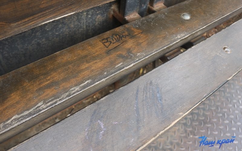 Вандалы поиздевались над кованым паровозом на въезде в Барановичи