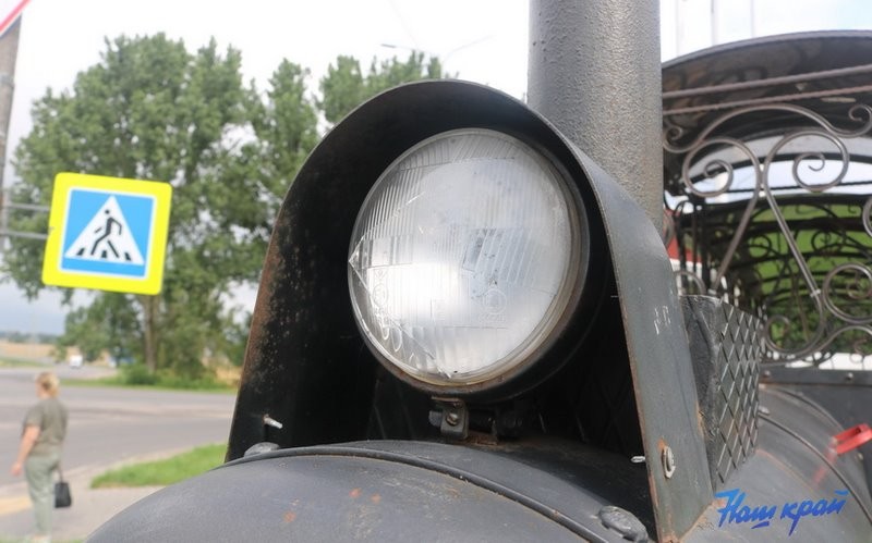 Вандалы поиздевались над кованым паровозом на въезде в Барановичи