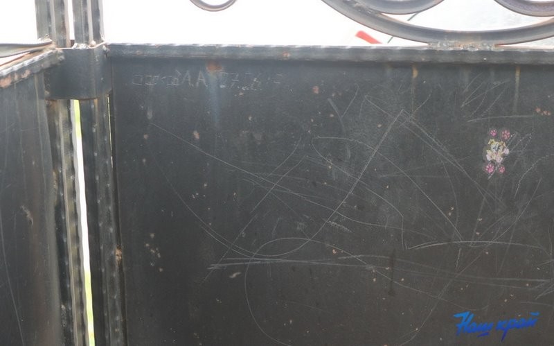 Вандалы поиздевались над кованым паровозом на въезде в Барановичи