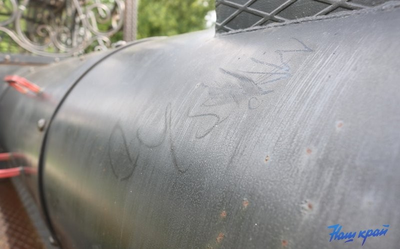 Вандалы поиздевались над кованым паровозом на въезде в Барановичи