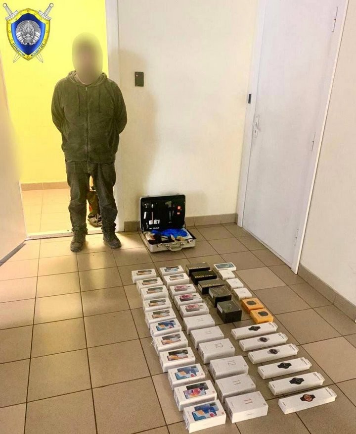 В Минске мужчина лез по вентиляции торгового центра, чтобы украсть телефоны. И у него почти получилось!