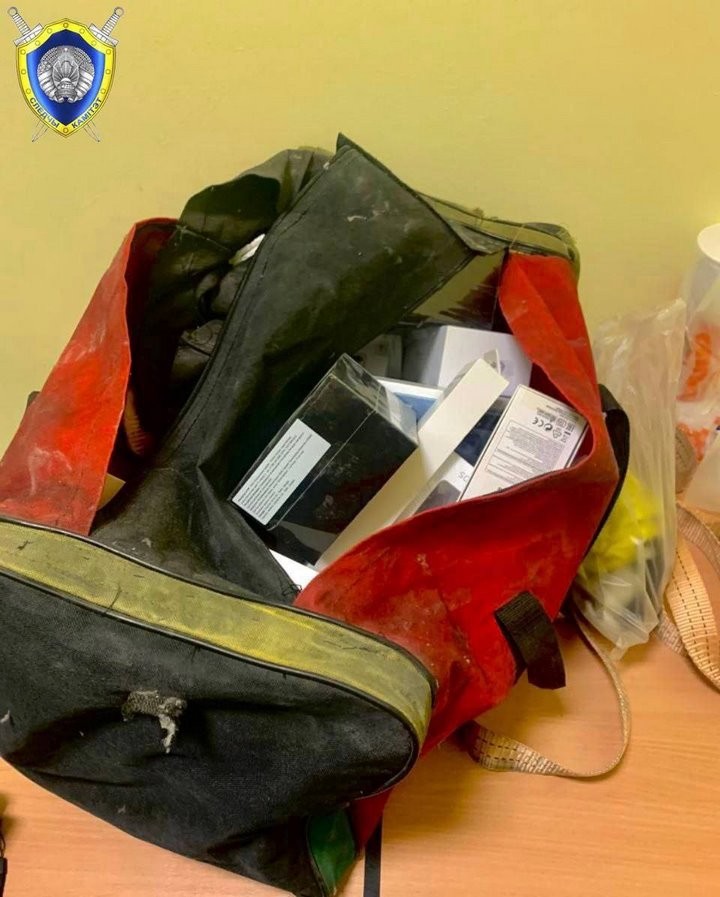 В Минске мужчина лез по вентиляции торгового центра, чтобы украсть телефоны. И у него почти получилось!