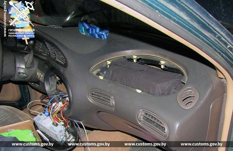 На таможне в Бресте пресекли попытку незаконного ввоза криптокошельков