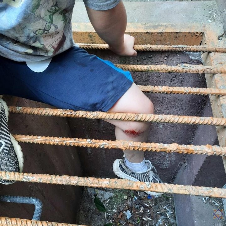 В Беларуси работники МЧС помогли мальчику, который застрял в приямке