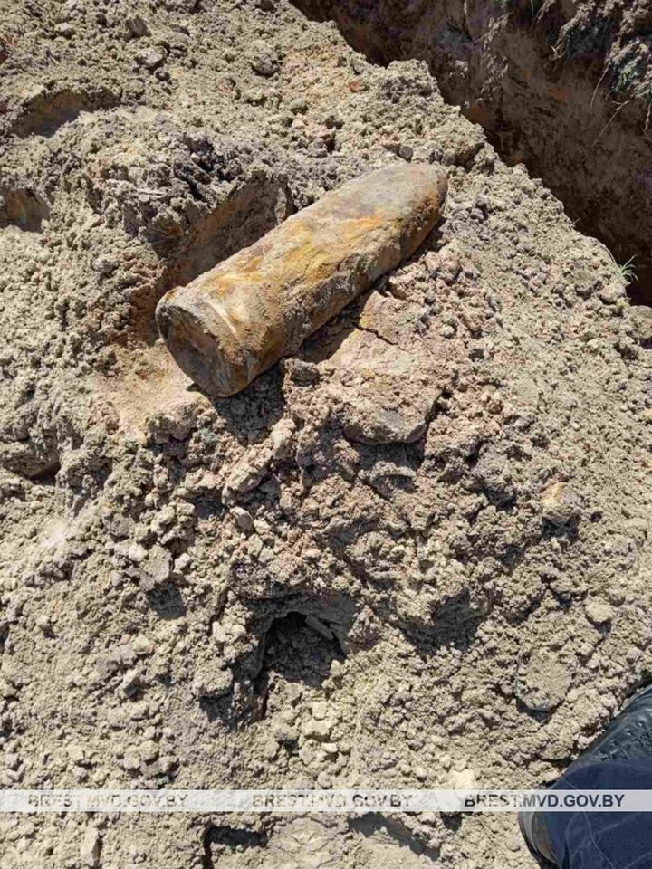 Во время работ на земельном участке в Брестской области обнаружили артиллерийский снаряд