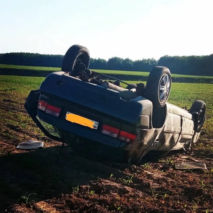 ДТП возле аг. Мирный Citroen Xantia двигаясь в сторону города, во время обгона, вылетел в поле и перевернулся. Пострадавших нет, все отделались ссадинами).