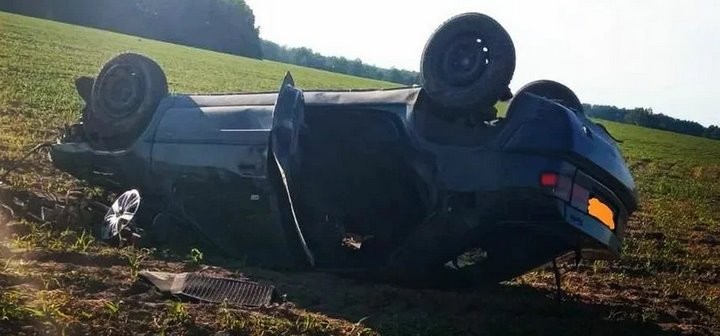 ДТП возле аг. Мирный Citroen Xantia двигаясь в сторону города, во время обгона, вылетел в поле и перевернулся. Пострадавших нет, все отделались ссадинами).