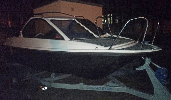 Не заметил надувной матрац и катером сбил мужчину с ребенком. Подробности расследования ЧП на Мухавце