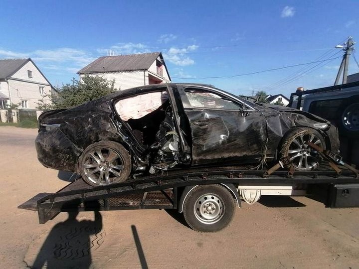 На трассу М1 выбежала косуля. Водитель попытался объехать ее, но вылетел в кювет