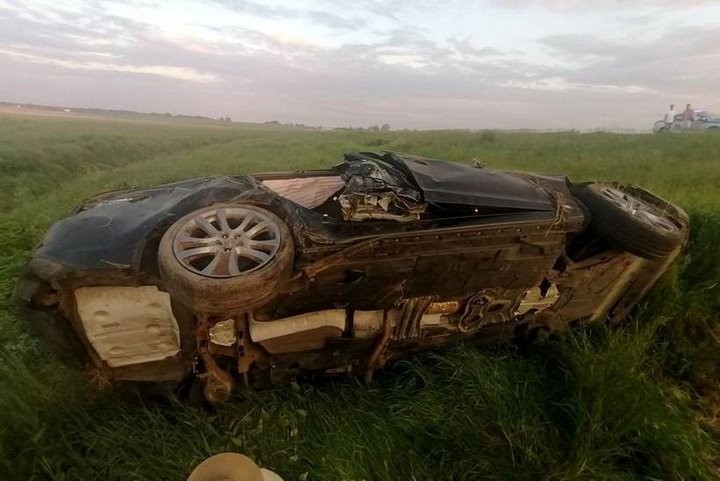 На трассу М1 выбежала косуля. Водитель попытался объехать ее, но вылетел в кювет