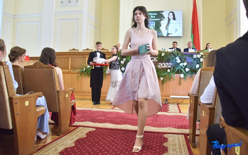 Шик, блеск, выпускной: хит-парад нарядов барановичских выпускниц