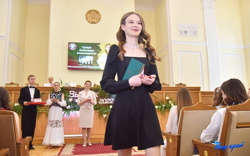 Шик, блеск, выпускной: хит-парад нарядов барановичских выпускниц