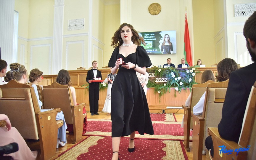 Шик, блеск, выпускной: хит-парад нарядов барановичских выпускниц