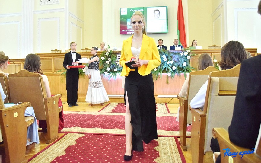 Шик, блеск, выпускной: хит-парад нарядов барановичских выпускниц