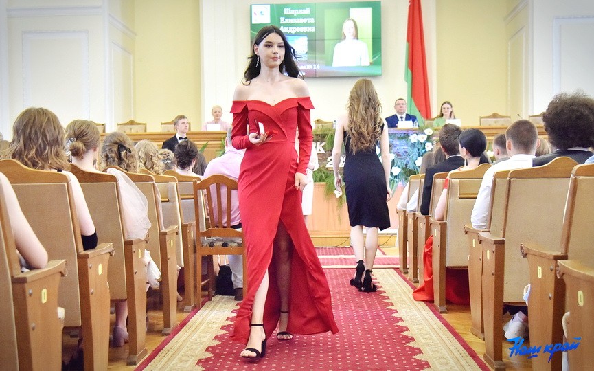 Шик, блеск, выпускной: хит-парад нарядов барановичских выпускниц