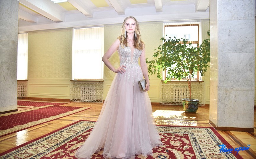 Шик, блеск, выпускной: хит-парад нарядов барановичских выпускниц