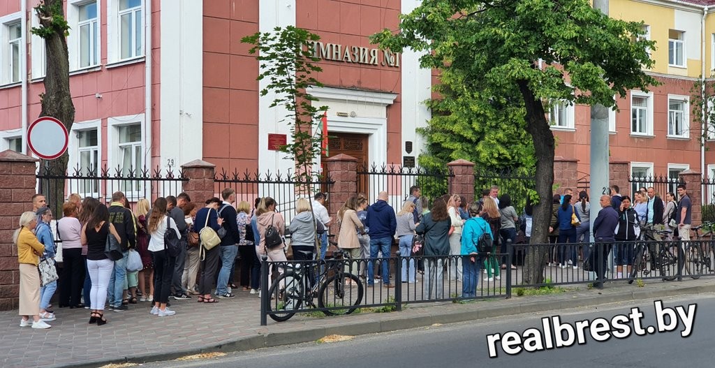 Очередь из родителей замечена возле стен гимназии №1 города Бреста