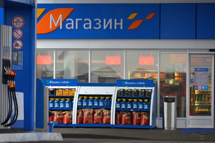 Сыр дешевле, а кофе дороже в два раза. Сравнили цены на продукты на АЗС с обычным магазином