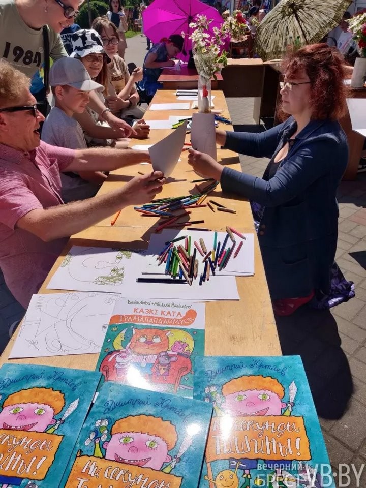 Книжные радости очень умелых ручек познавались в Бресте