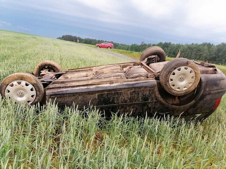 Мать ребенка во время движения решила поднять игрушку - Volkswagen вылетел в кювет