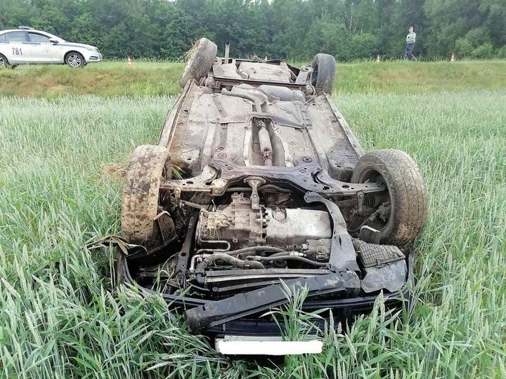 Мать ребенка во время движения решила поднять игрушку - Volkswagen вылетел в кювет