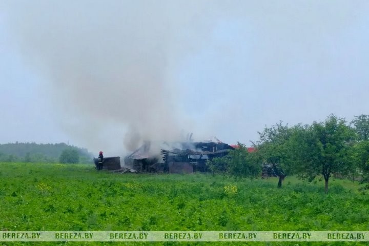 От удара молнии загорелся сарай. Случай в Брестской области
