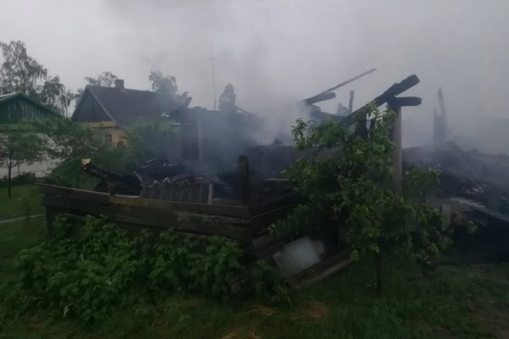 От удара молнии загорелся сарай. Случай в Брестской области