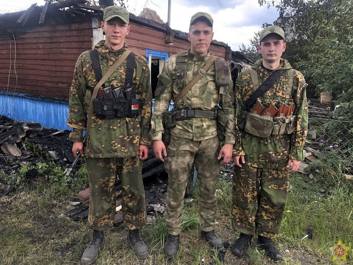 Военнослужащие 38-й Брестской отдельной десантно-штурмовой бригады спасли женщину на пожаре