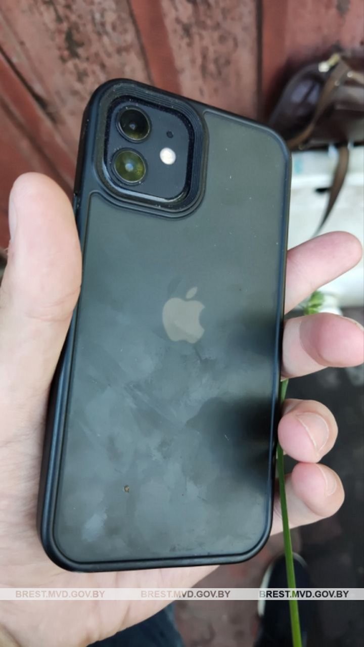 У жителя Бреста уснул на остановке украли iPhone