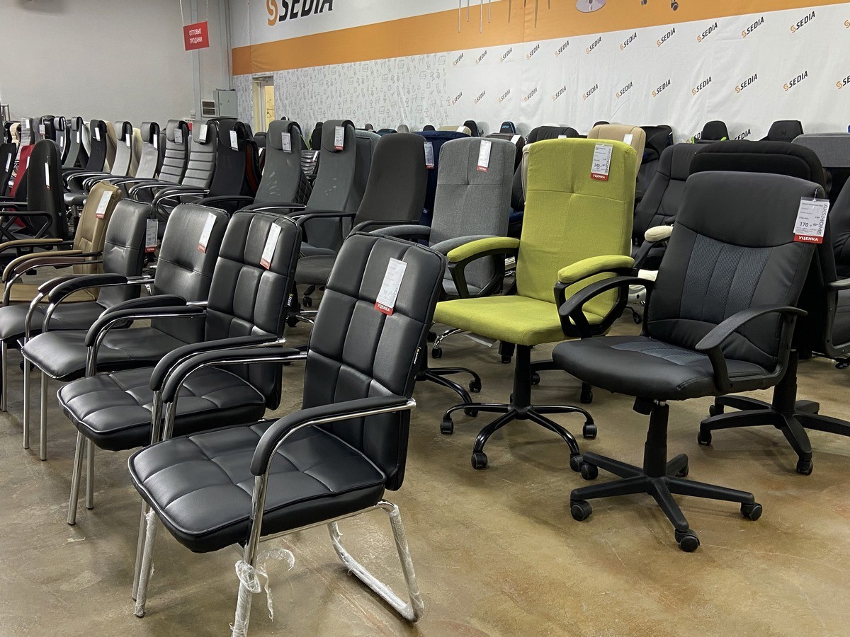 Большой выбор уцененных столов и стульев со скидками до 80% в дискаунтере «AksHome» на Вычулках в Бресте