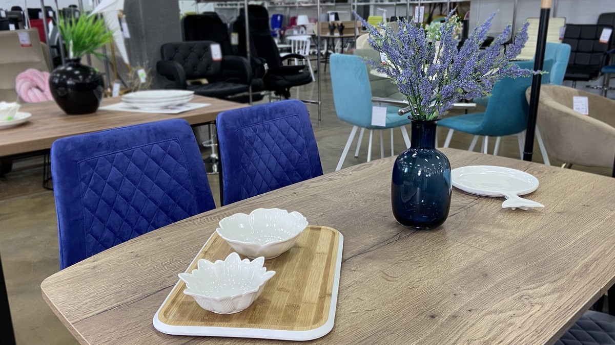 Большой выбор уцененных столов и стульев со скидками до 80% в дискаунтере «AksHome» на Вычулках в Бресте