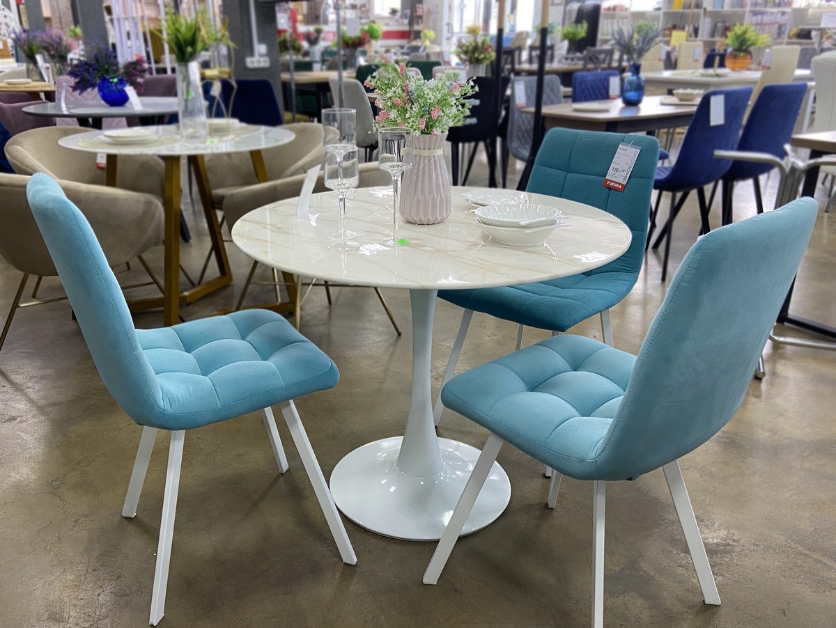 Большой выбор уцененных столов и стульев со скидками до 80% в дискаунтере «AksHome» на Вычулках в Бресте