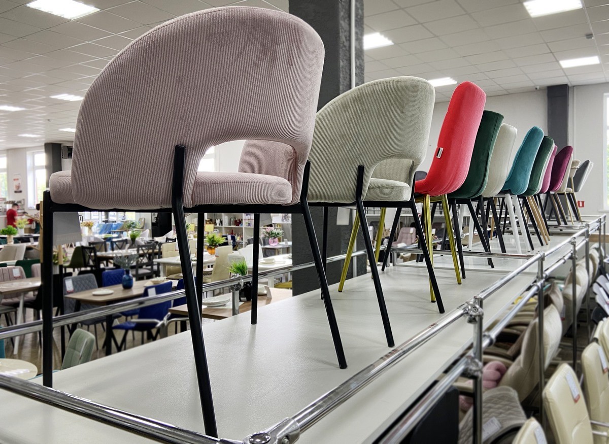 Большой выбор уцененных столов и стульев со скидками до 80% в дискаунтере «AksHome» на Вычулках в Бресте