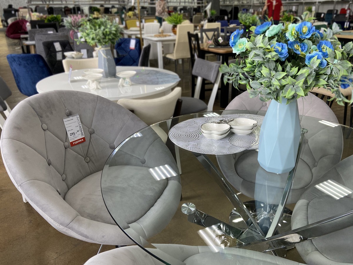 Большой выбор уцененных столов и стульев со скидками до 80% в дискаунтере «AksHome» на Вычулках в Бресте