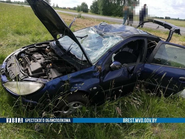 Ремни безопасности и детское автокресло спасли жизнь семье из Бреста