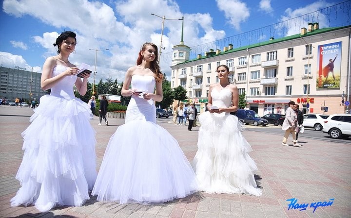 В центре Барановичей гуляли девушки в свадебных платьях. Что это было?