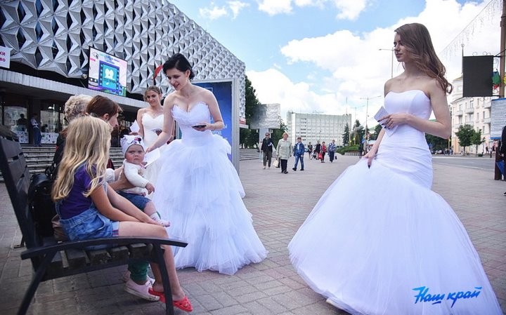 В центре Барановичей гуляли девушки в свадебных платьях. Что это было?