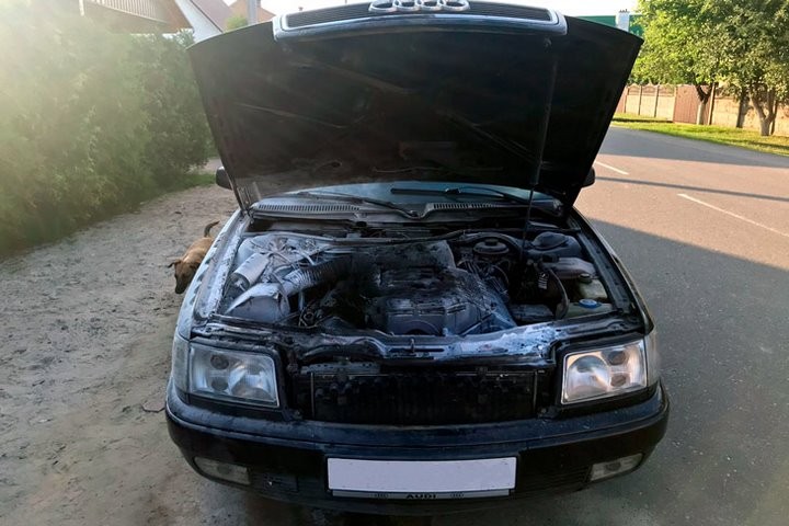 В Кобрине горела легковушка – огнем повредило моторный отсек и капот