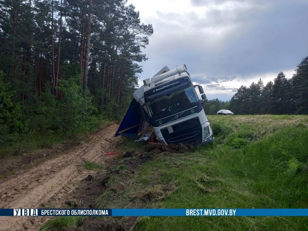 В Брестской области фура вылетела в кювет. Стали известны подробности