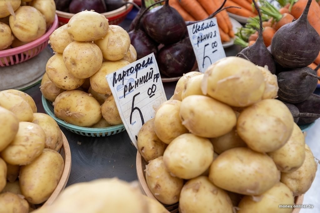 Наконец-то молодая белорусская картошка. Смотрим, почем у нас и у соседей