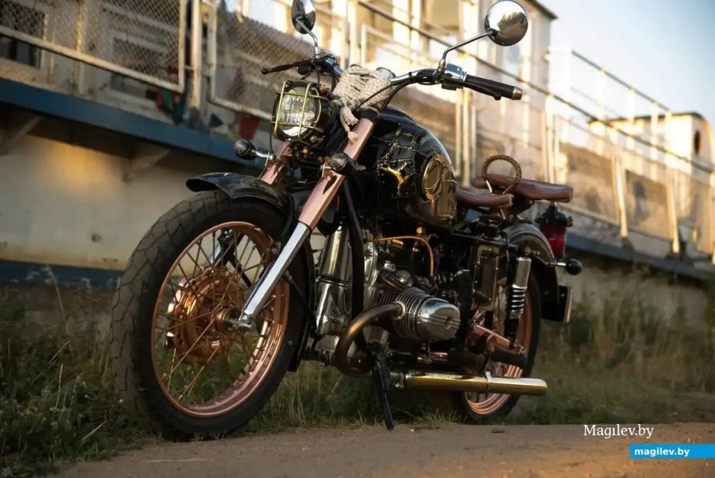 Два года и $5 000. Могилевчанин показал свой кастомный мотоцикл на основе «Урала»