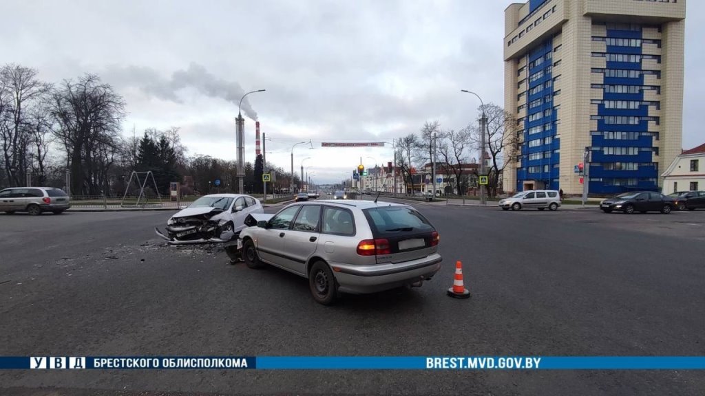 В Бресте на проспекте Машерова столкнулись Volvo и Honda. Кто виноват?