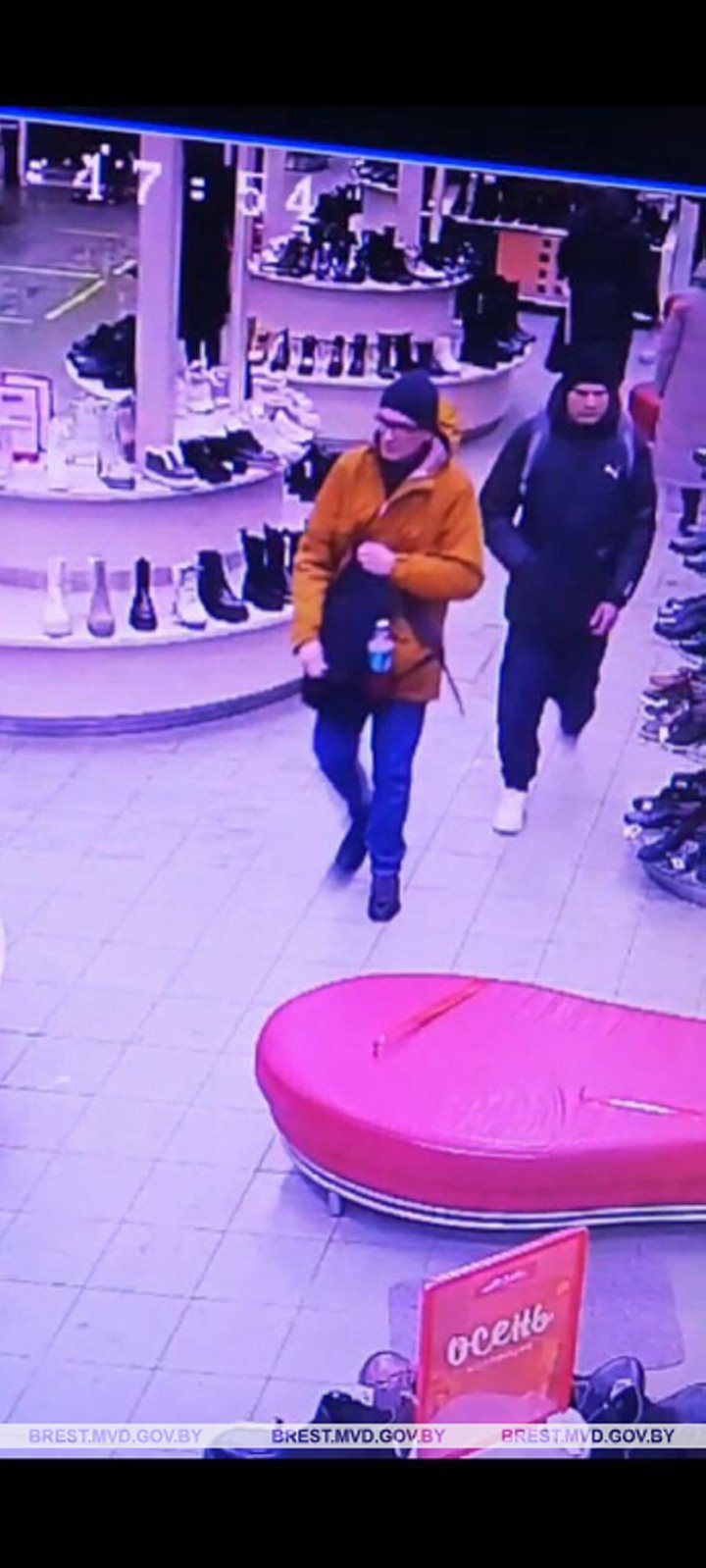В Бресте разыскивают двух посетителей обувного магазина