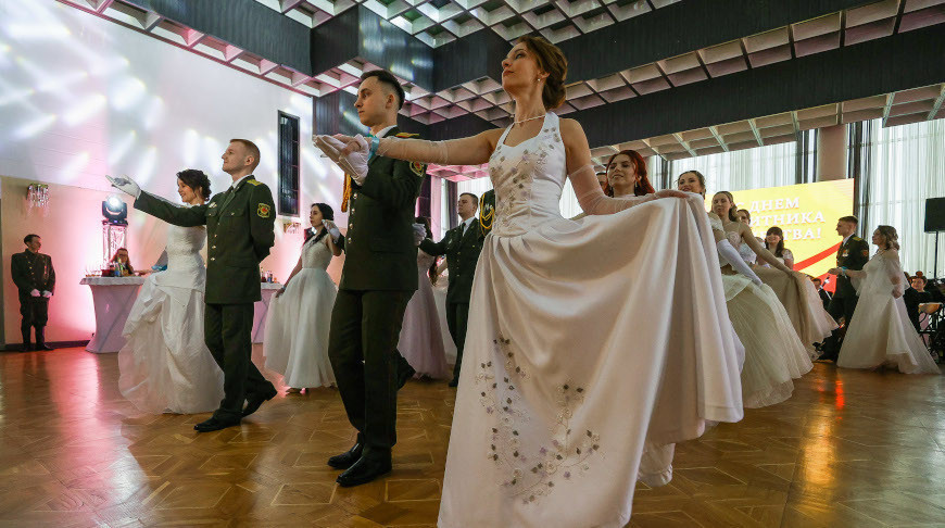 Военнослужащие и медики станцевали на офицерском балу в Бресте