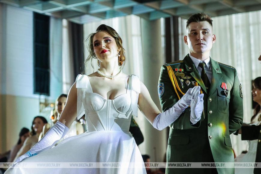 Военнослужащие и медики станцевали на офицерском балу в Бресте